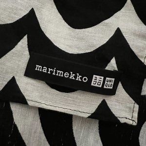 Marimekko x Uniqlo Scarf Large Wrap 50 x 55 Inches Back and White Wave Pattern